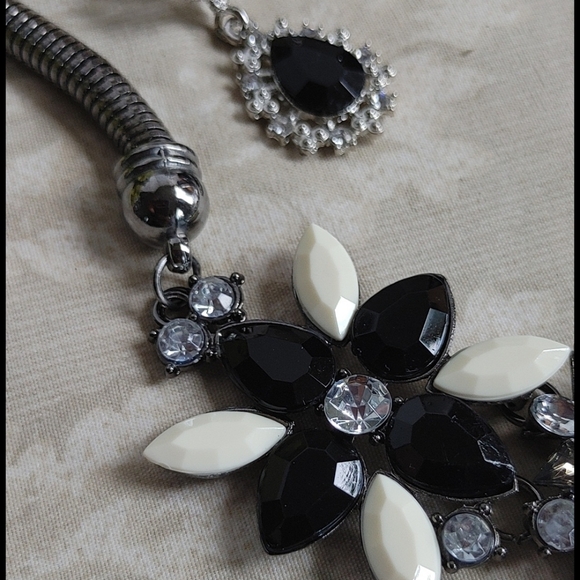 Gunmetal Flower Statement Necklace w/ Earrings - Picture 4 of 7